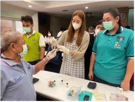 การอบรมให้ความรู้และอบรมเชิงปฏิบัติการ เรื่อง “การใช้งานชุดตรวจที่ผลิตขึ้นภายใต้หน่วยวิจัย” ในหัวข้อเรื่อง “การใช้ชุดตรวจยาฆ่าแมลงและชุดตรวจเชื้อวิบริโอในอาหารทะเลสดและแห้ง”