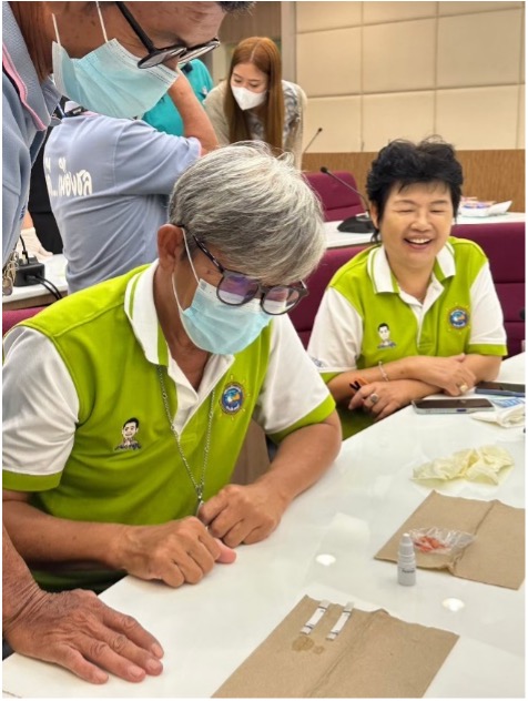 การอบรมให้ความรู้และอบรมเชิงปฏิบัติการ เรื่อง “การใช้งานชุดตรวจที่ผลิตขึ้นภายใต้หน่วยวิจัย” ในหัวข้อเรื่อง “การใช้ชุดตรวจยาฆ่าแมลงและชุดตรวจเชื้อวิบริโอในอาหารทะเลสดและแห้ง”