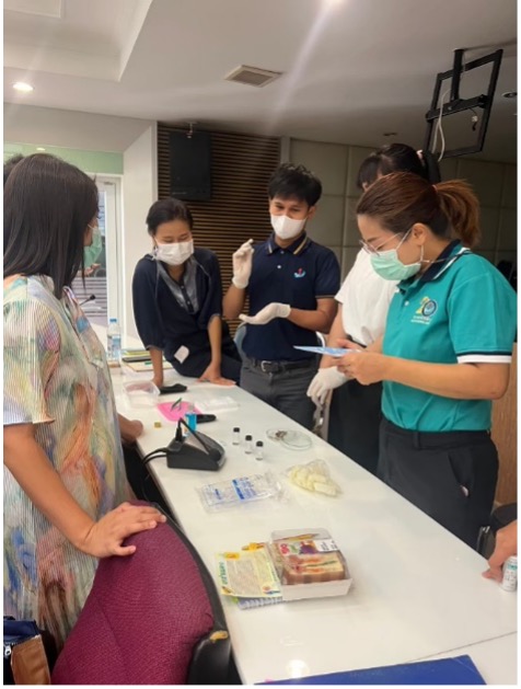 การอบรมให้ความรู้และอบรมเชิงปฏิบัติการ เรื่อง “การใช้งานชุดตรวจที่ผลิตขึ้นภายใต้หน่วยวิจัย” ในหัวข้อเรื่อง “การใช้ชุดตรวจยาฆ่าแมลงและชุดตรวจเชื้อวิบริโอในอาหารทะเลสดและแห้ง”